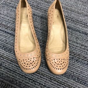 Aerosole lattice cut tan pump
